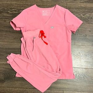 Like-new chalk pink Figs